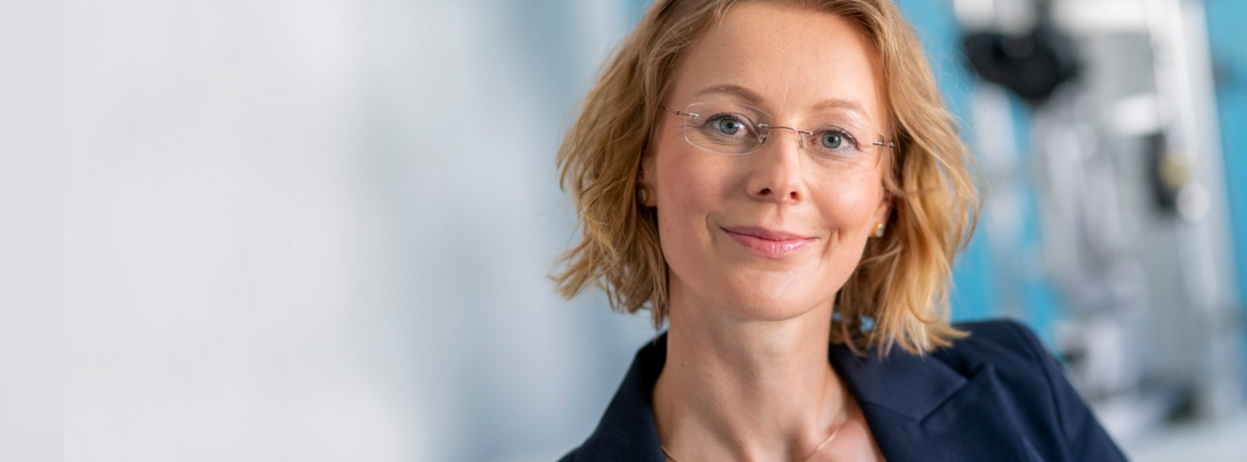 Dr. med. Cornelia Grunewald behandelt Patienten mit Schlupflidern