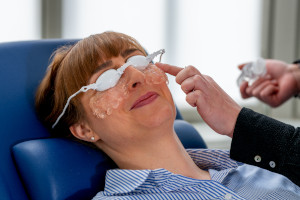 Eine Patientin lässt ihre trockenen Augen bei den Augenpartnern mit dem e-Eye therapieren.
