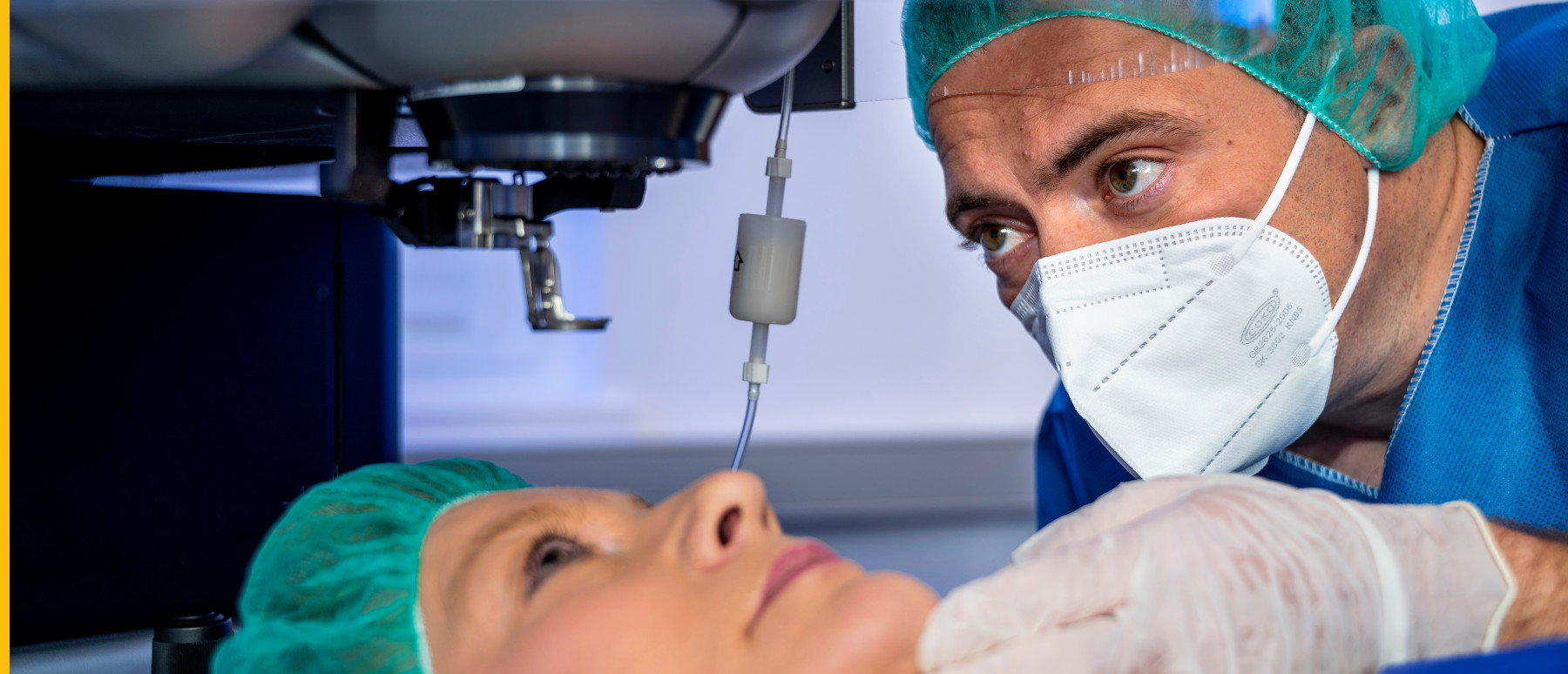 Dr. med. Christian Ahlers bereitet eine Patientin auf die Augen-OP mit dem Femtosekundenlaser vor.
