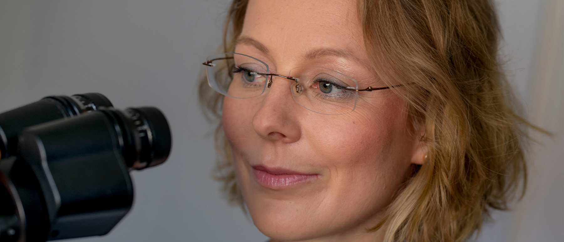 Augenärztin Dr. Cornelia Grunewald untersucht eine Hornhautverkrümmung