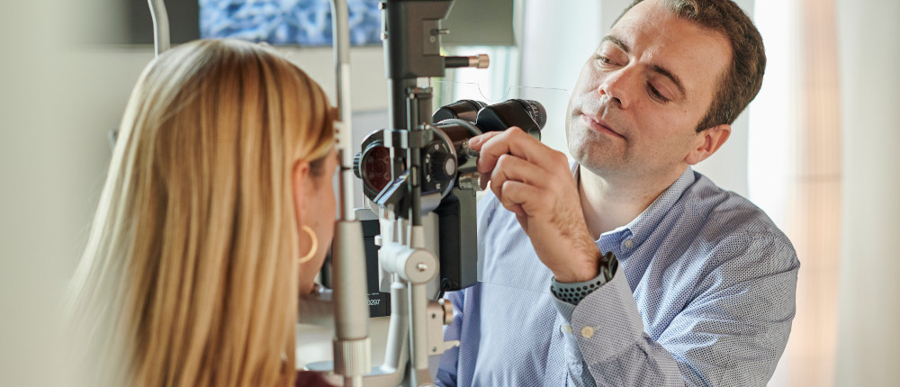 PD Dr. med. Christian Ahlers untersucht eine Patientin bei den Augenpartnern in Verden