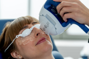 Eine Patientin lässt ihre trockenen Augen bei den Augenpartnern mit dem e-Eye therapieren.