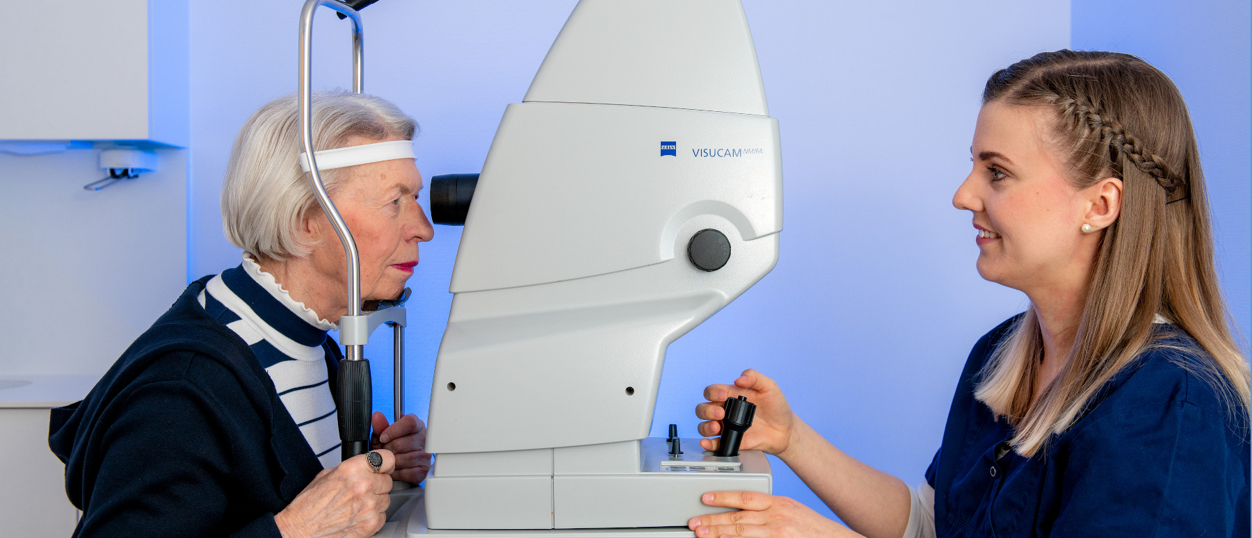 Augenpartner Mitarbeiterin untersucht ältere Frau Fluoreszenzangiografie
