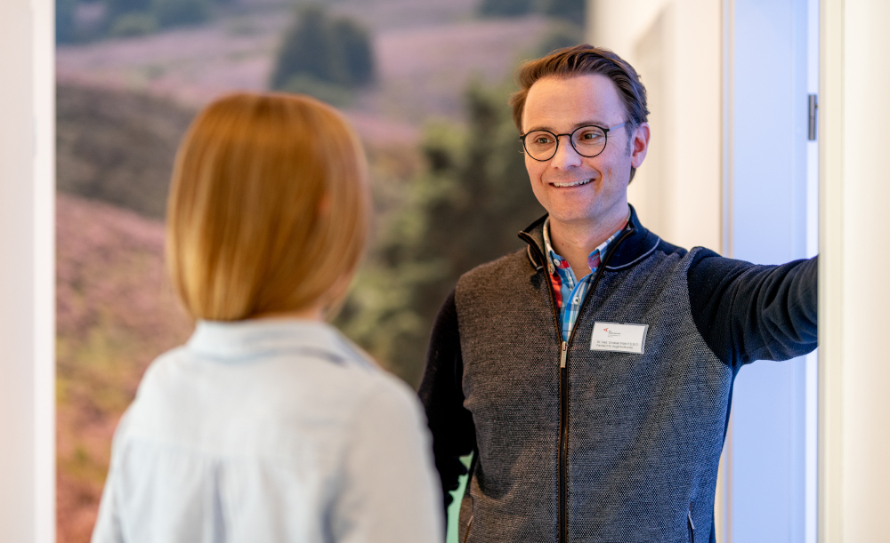 Dr. med. Christian Flöhr begrüßt eine Patientin in der Praxis der Augenpartner in Soltau