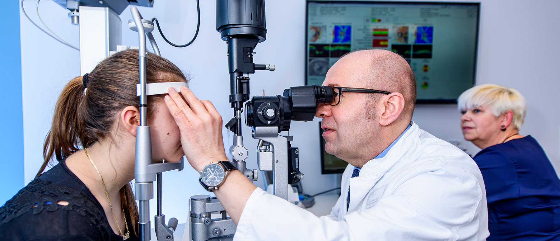 Augenarzt Dr. Schäfer von den Augenpartnern bei der Untersuchung einer Patientin