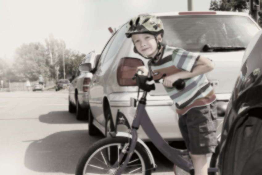 Kind auf dem Fahrrad schlechter aus dem Auto erkennen im frühen Stadium Grauer Star
