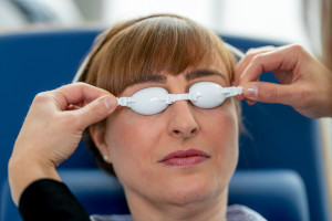 Patientin mit trockenen Augen wird mit dem e-eye behandelt