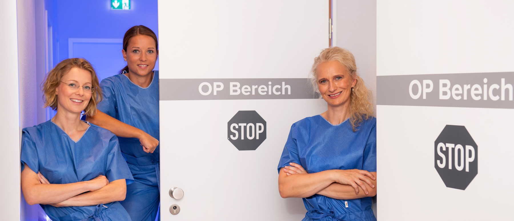 Die Augenärztinnen Dr. Sina Ahlers und Dr. Cornelia Grunewald zusammen mit einer Mitarbeiterin im OP-Saal der Auigenpartner