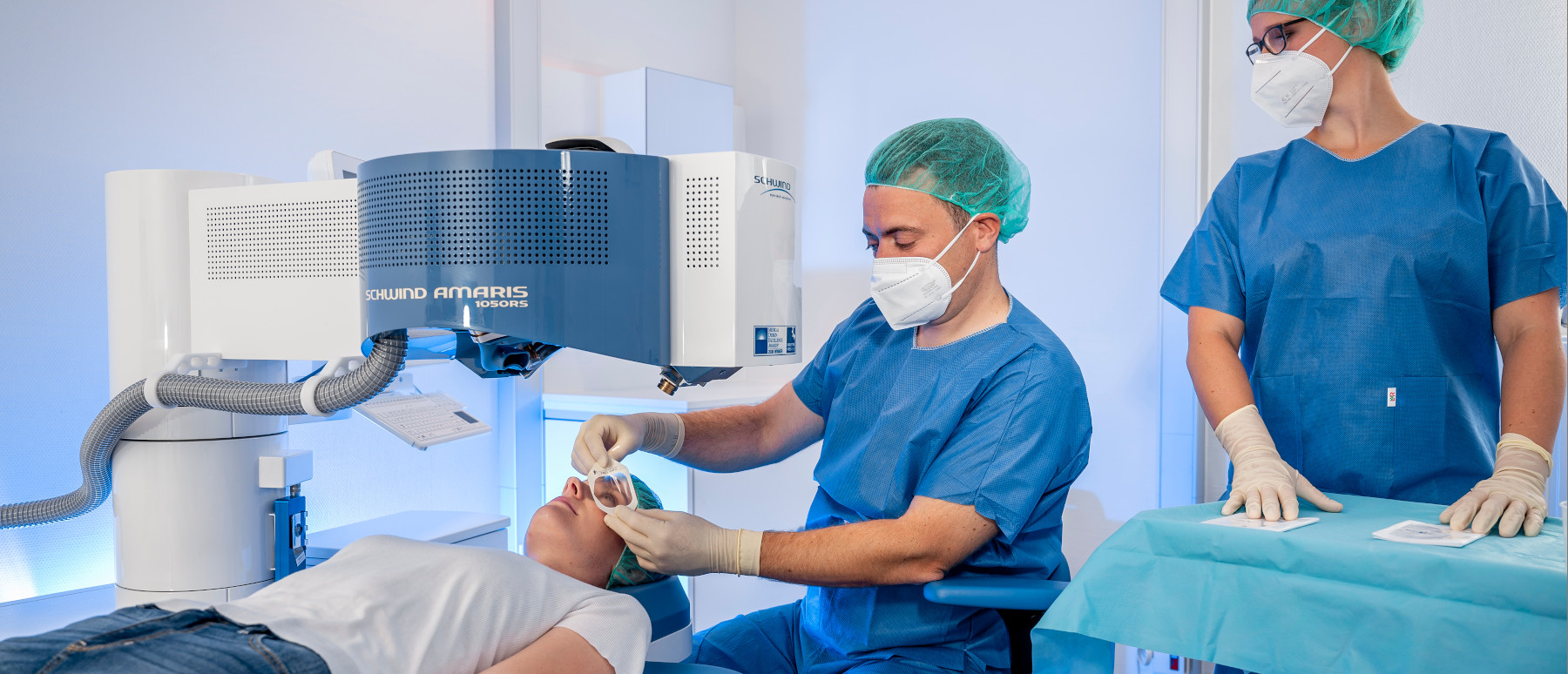 Augenarzt Dr. Christian Ahlers bereitet die Augenlaser-Behandlung einer Patientin mit dem berührungsfreien Augenlaser zur Korrektur von Kurz- und Weitsichtigkeit vor