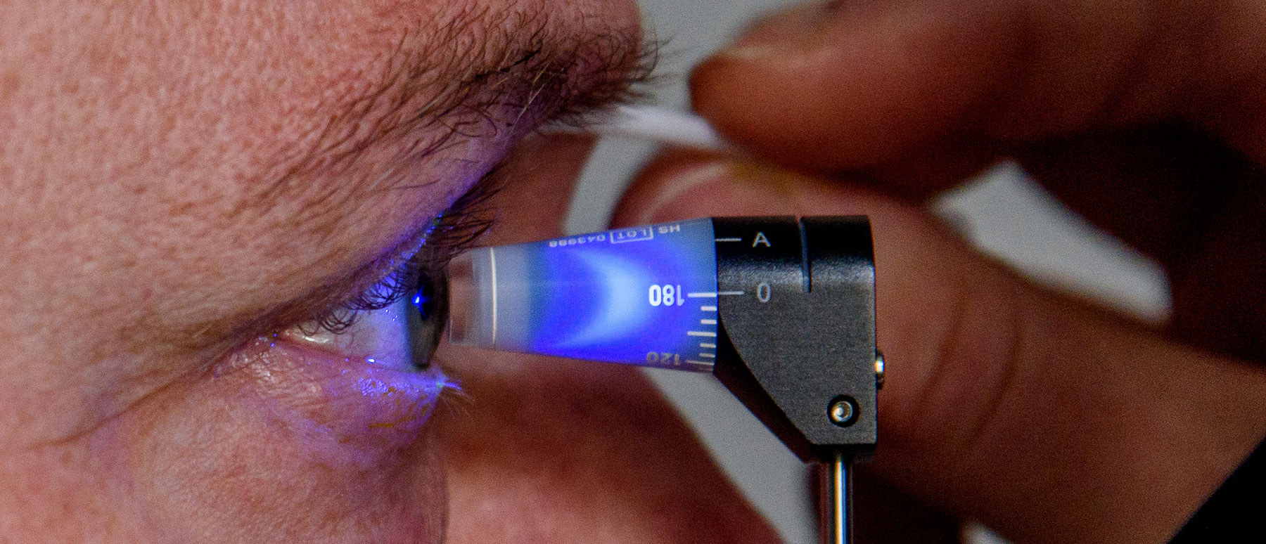 Arzt der Augenpartner untersucht die Augen eines älteren Patienten bei der Vorsorge